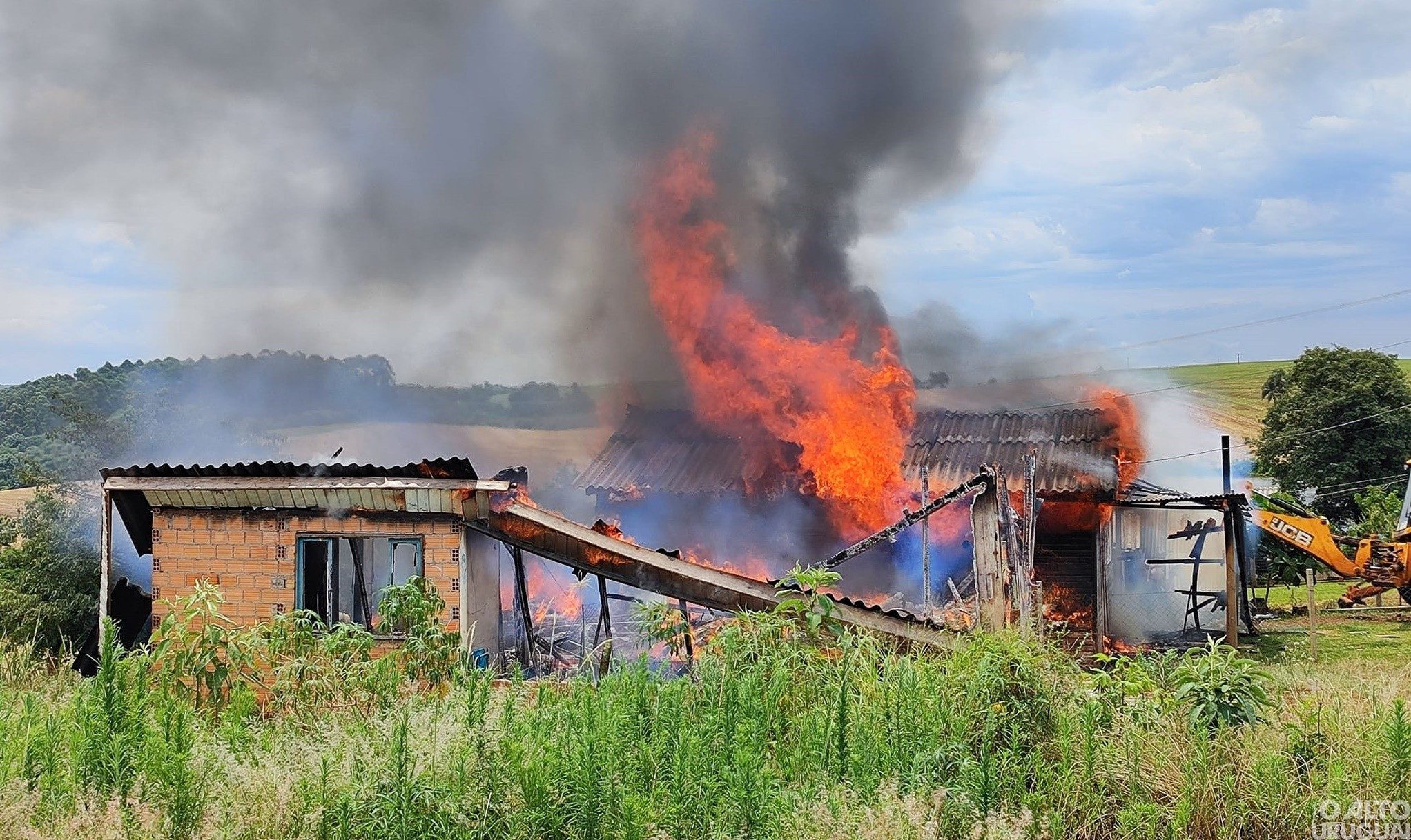 Incêndio destrói duas residências em Jaboticaba