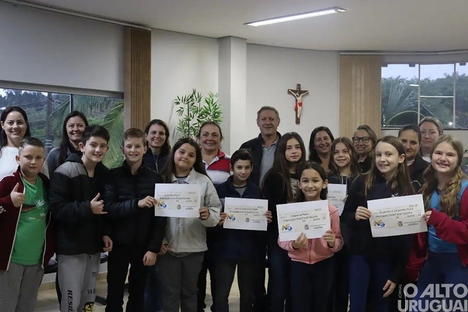 Alunos recebem premiação do Concurso de Paródias em Cristal do Sul