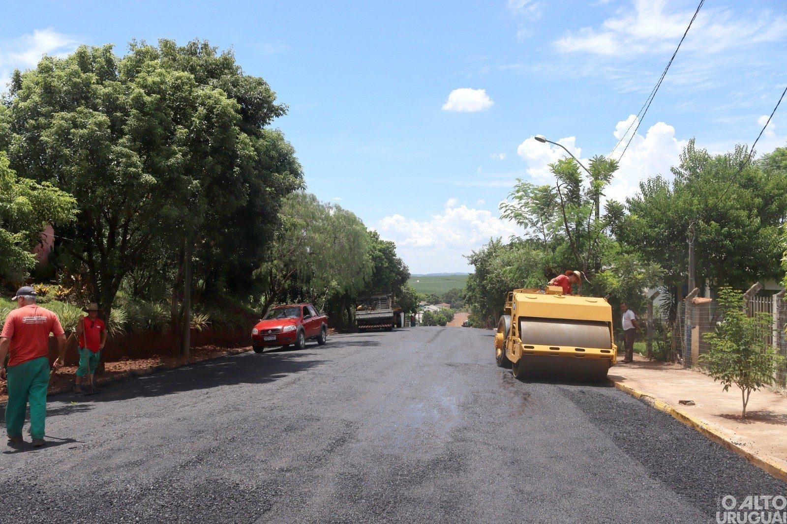 Rua Arlindo Cardoso recebe pavimentação asfáltica em Cristal do Sul