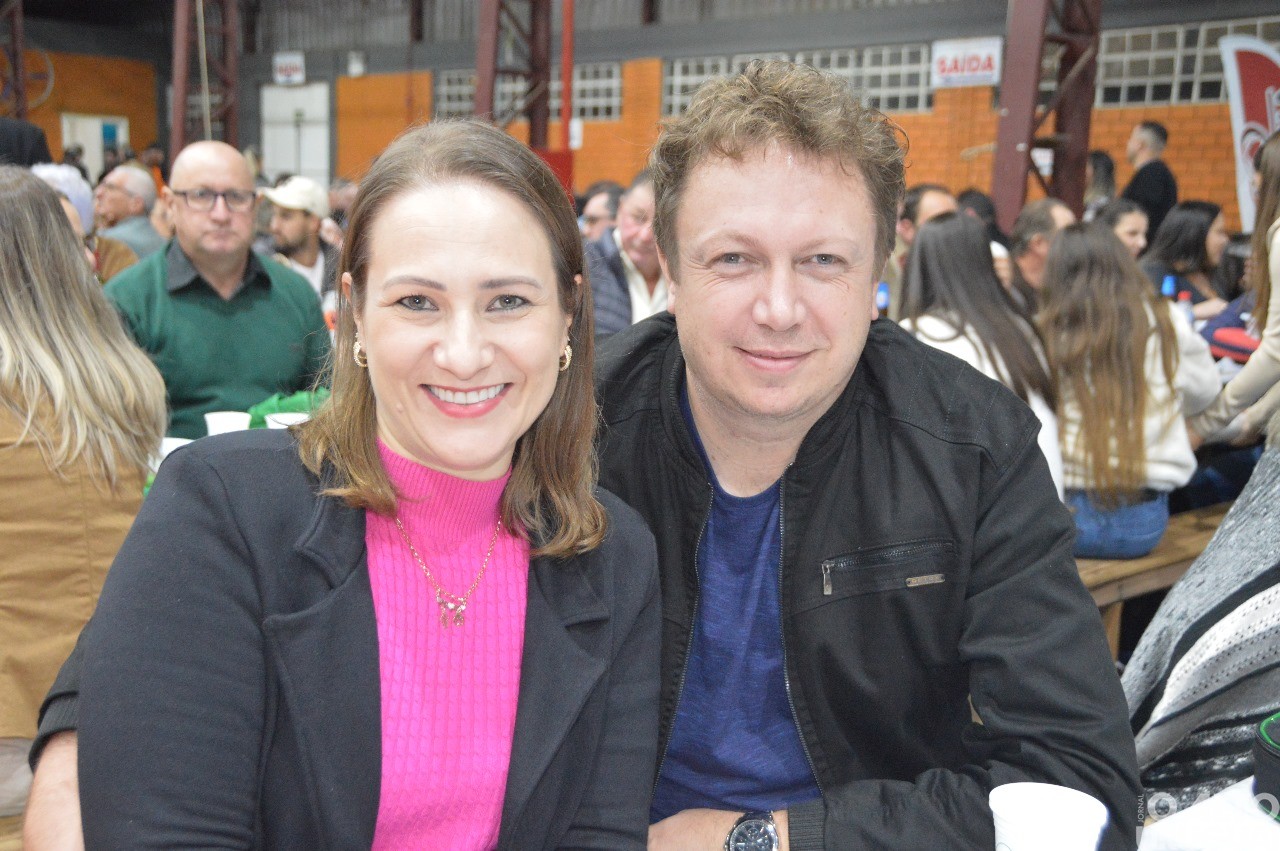 Centenas de pessoas participam da 19ª Festa do Leitão