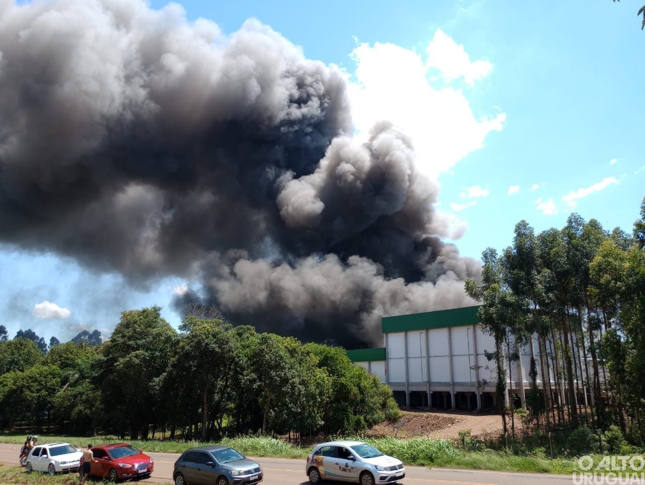 Incêndio atinge frigorífico Mais Frango em Miraguaí