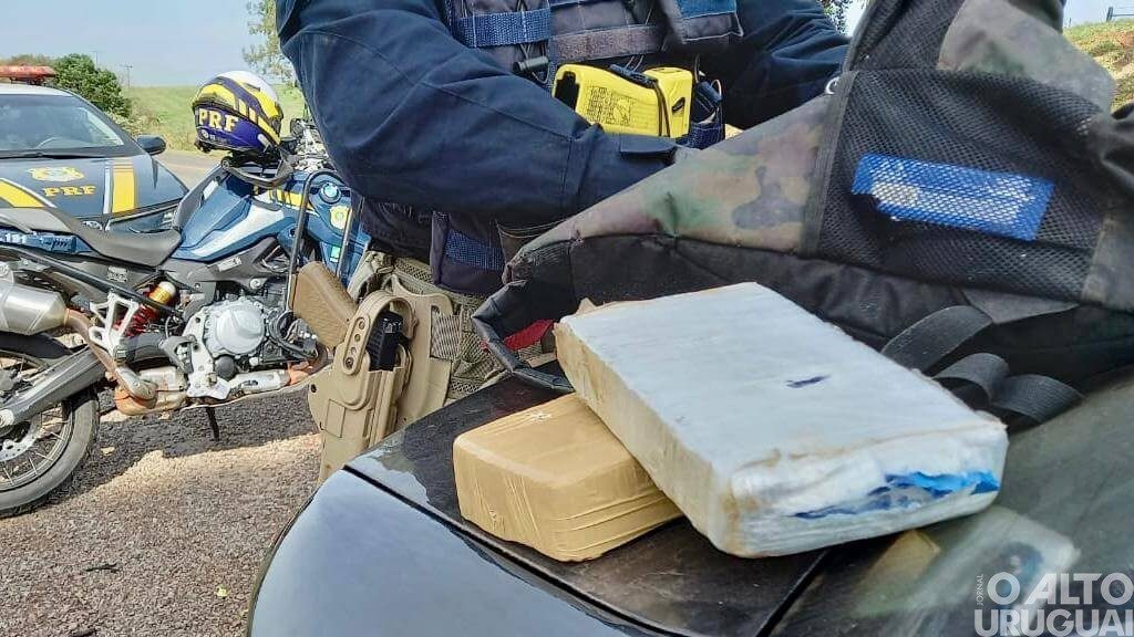 Mulher é presa com dois quilos de cocaína em veículo com placa de FW