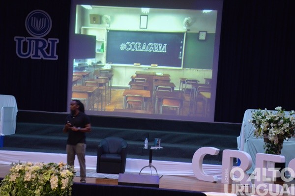 Tinga lota salão da URI/FW em palestra