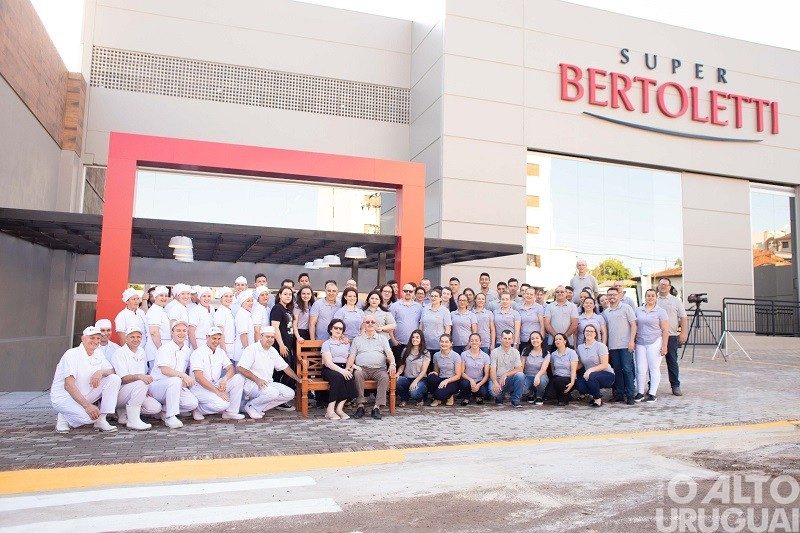 Supermercado Bertoletti completa quatro anos da sua reinauguração