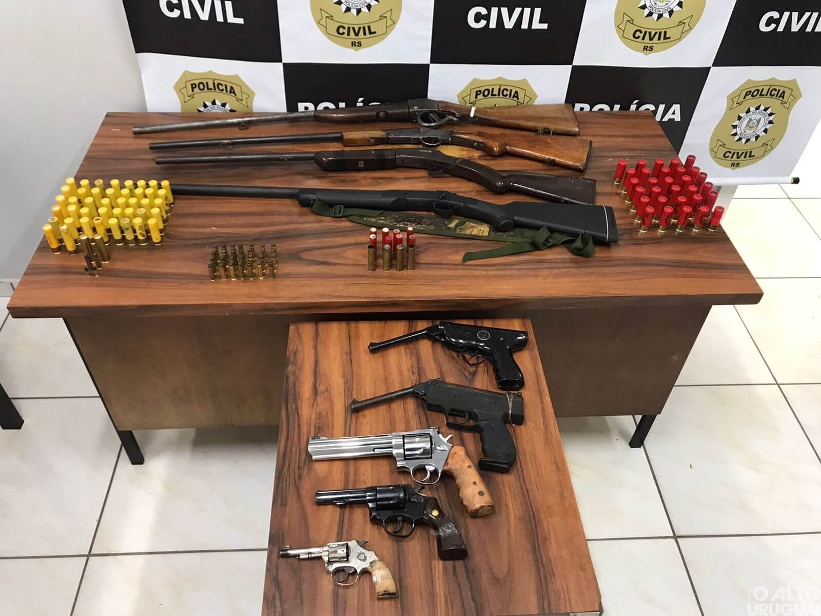 PC apreende nove armas de fogo e prende duas pessoas na região