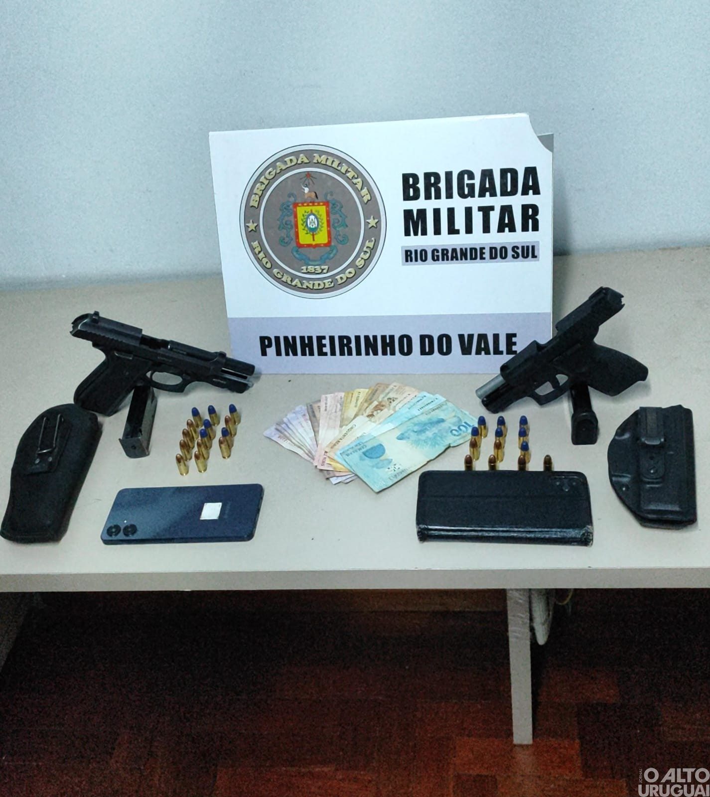 Brigada Militar prende dois homens por porte ilegal de arma de fogo de uso restrito em Pinheirinho do Vale