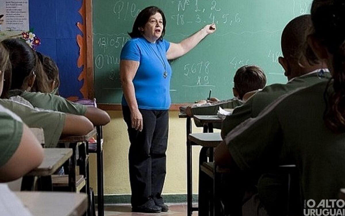 Bolsonaro confirma reajuste no piso dos professores