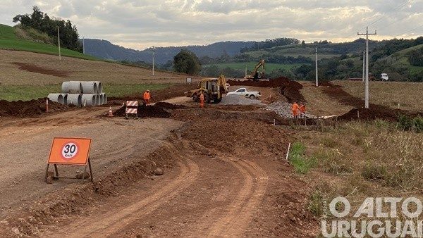 Iniciam trabalhos de drenagem e terraplanagem na ERS-591