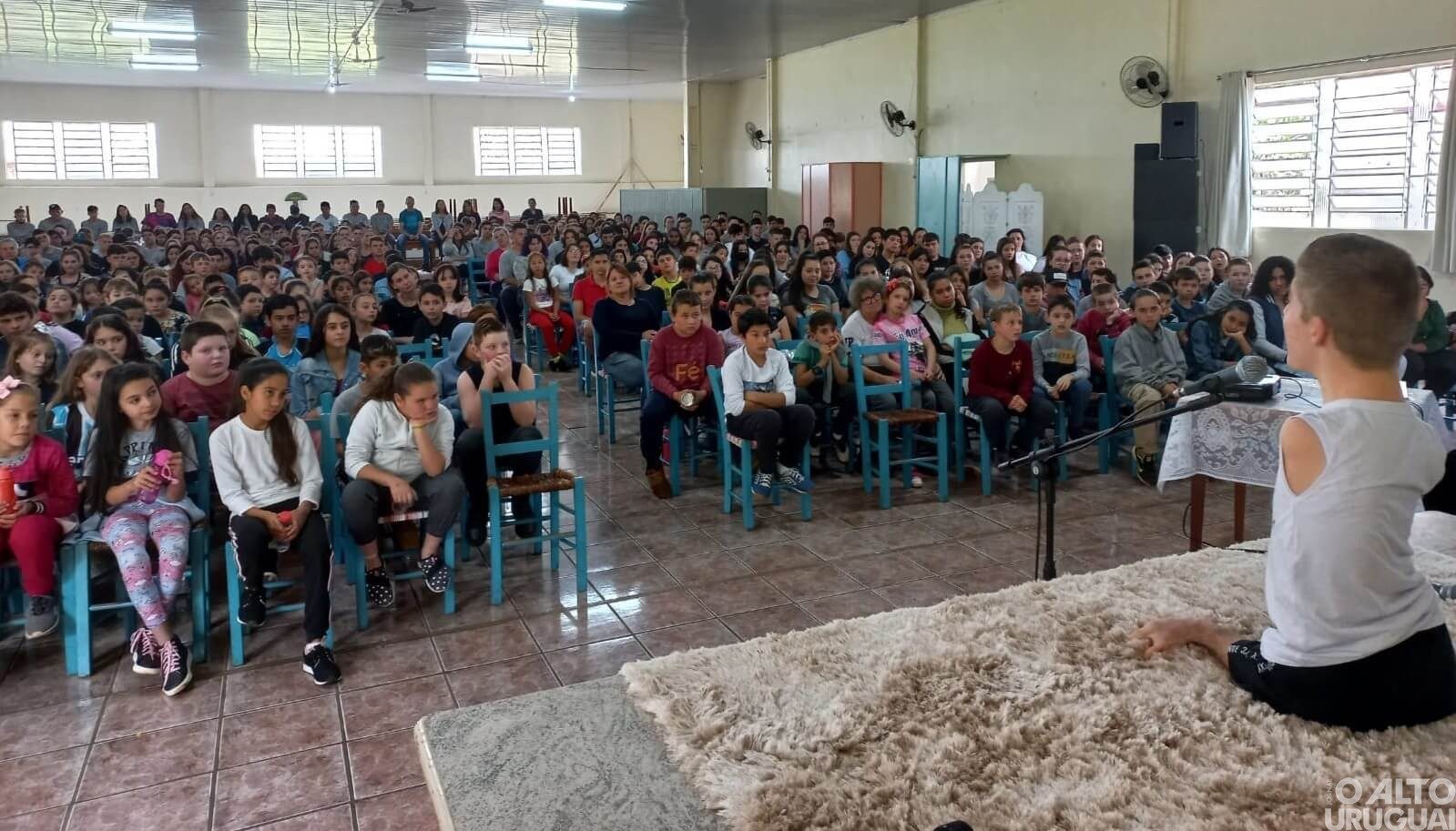 Jovem com tetra-amelia palestra para a comunidade de Palmitinho