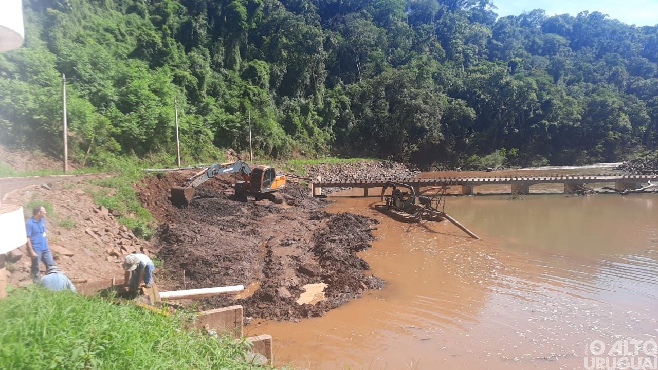 Iraí: técnicos trabalham para restabelecer ponto de captação de água no Rio do Mel