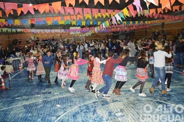 Festa Junina da Escola Irmã Odila Lehnen reúne comunidade em noite de alegria e tradição