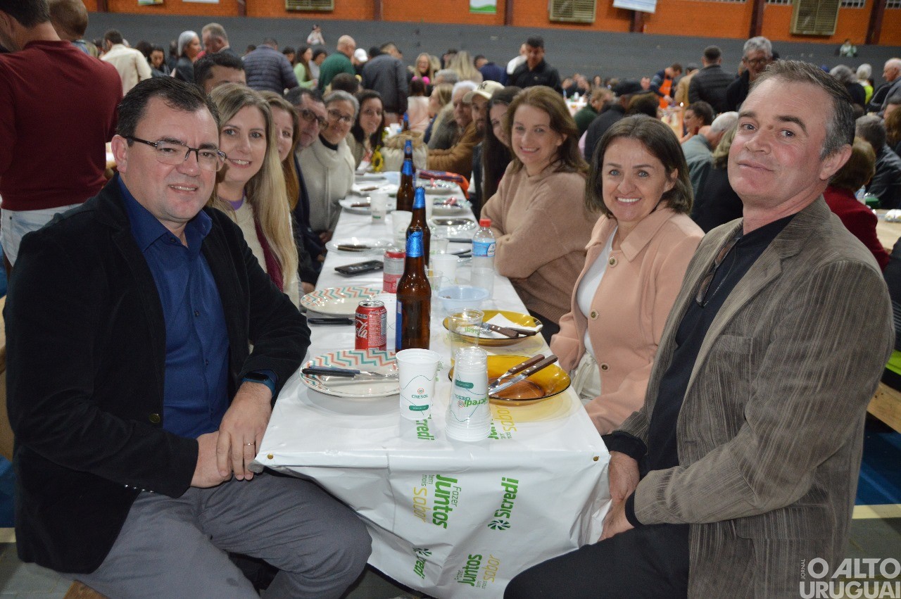 Centenas de pessoas participam da 19ª Festa do Leitão