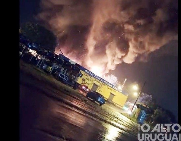 Incêndio destrói auto demolidora  em Frederico Westphalen