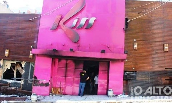 Fachada da boate Kiss é demolida em Santa Maria