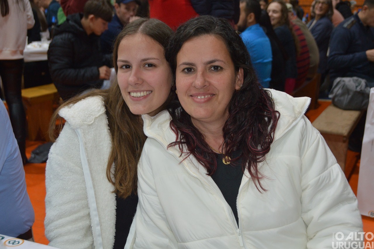 Centenas de pessoas participam da 19ª Festa do Leitão