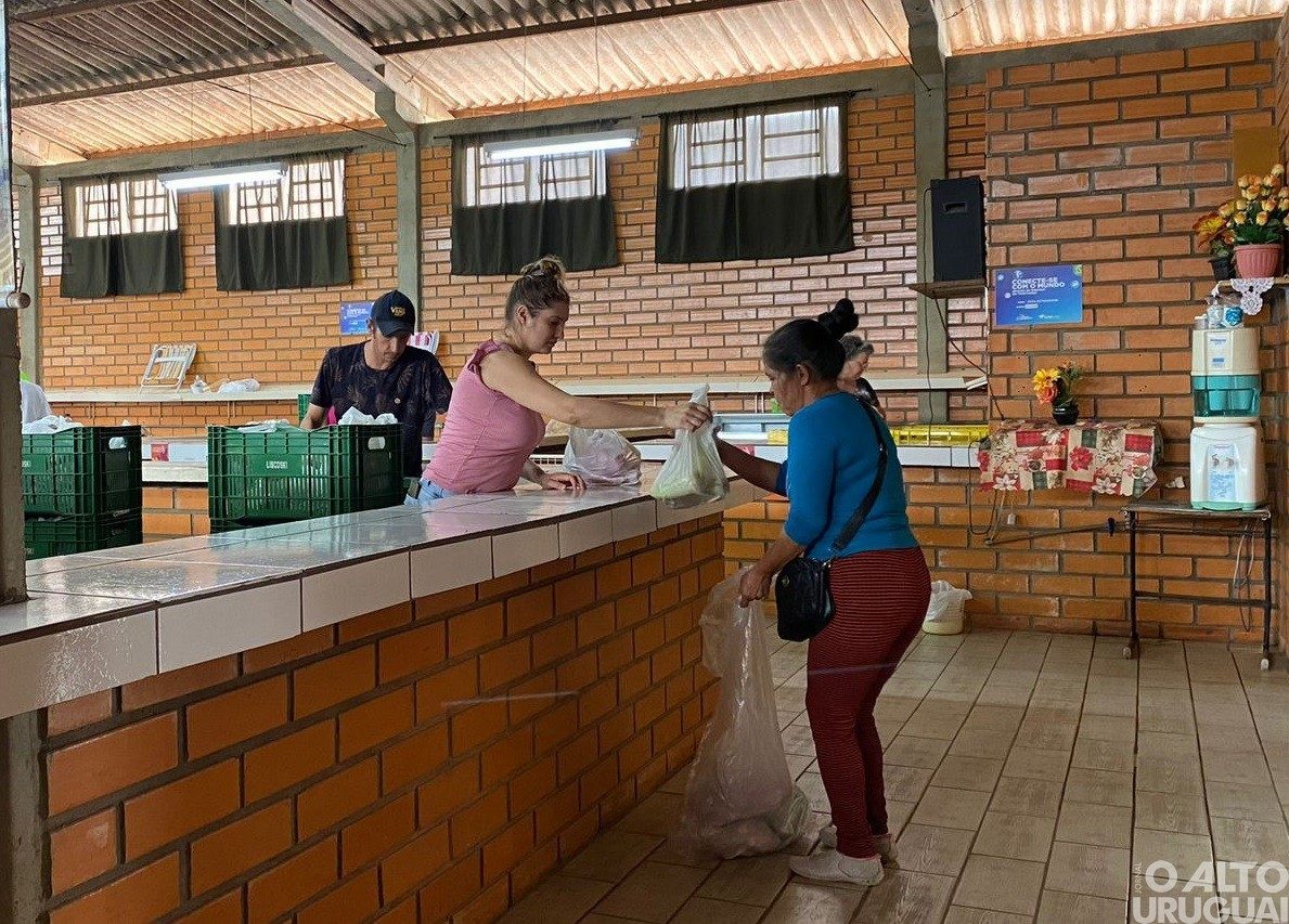 Cestas básicas contemplam mais de 100 famílias do município