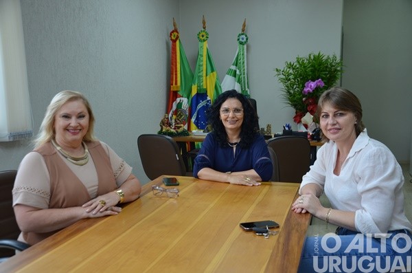 Encontro reúne três prefeitas em exercício da região