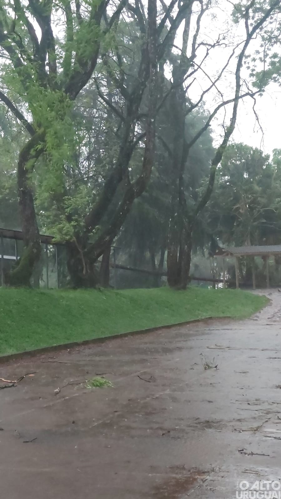Forte temporal deixa rastro de destruição e muitos prejuízos na região