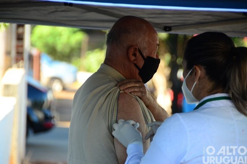 Vacinação contra Covid-19 inicia em pessoas de 61 anos nesta terça-feira, 13, em FW