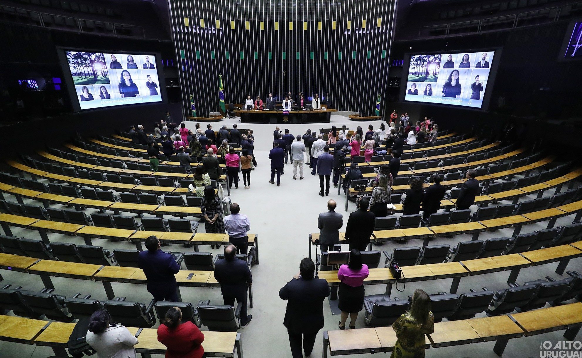 Câmara dos Deputados aprova projeto que prevê prisão de até 4 anos para quem discriminar políticos