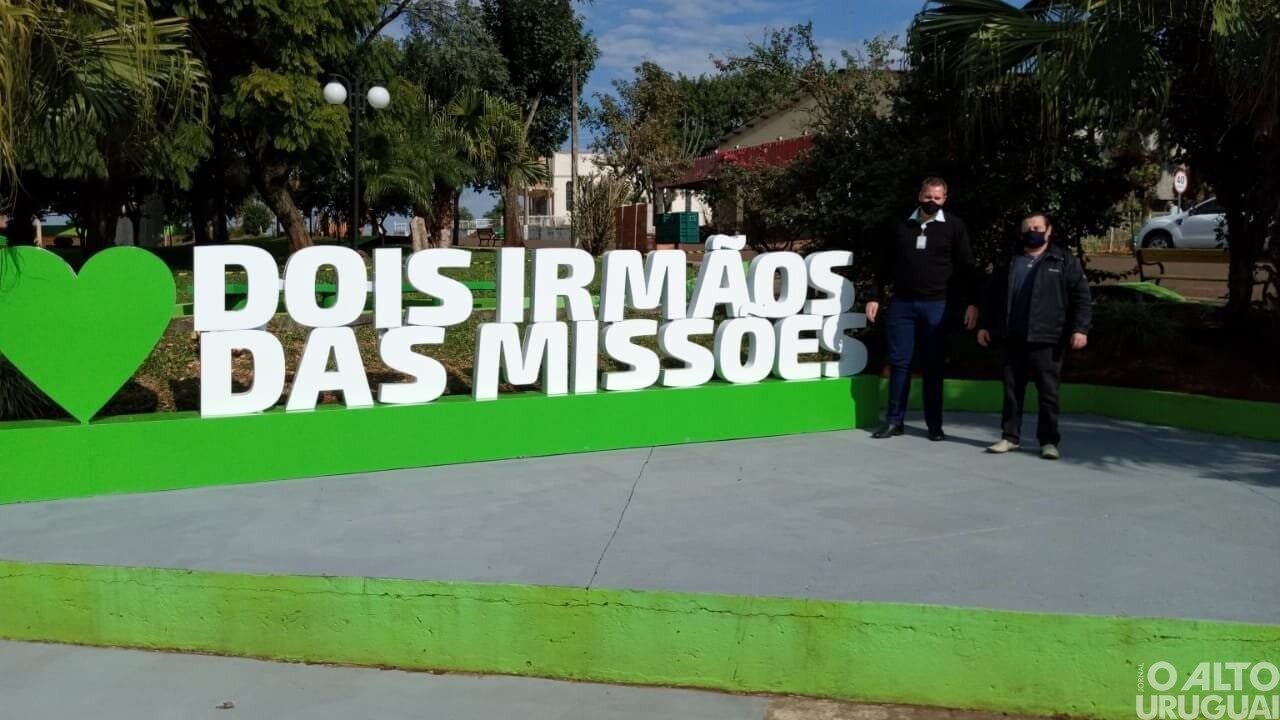 Sicredi entrega letreiro turístico em Dois Irmãos das Missões