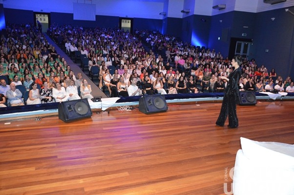 Mais de 800 pessoas participam de palestra com Leila Ama em FW