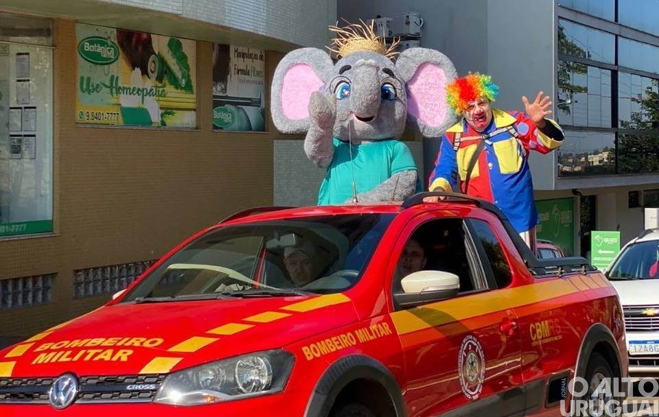 Alunos de FW recebem a visita do Elefante Letrado