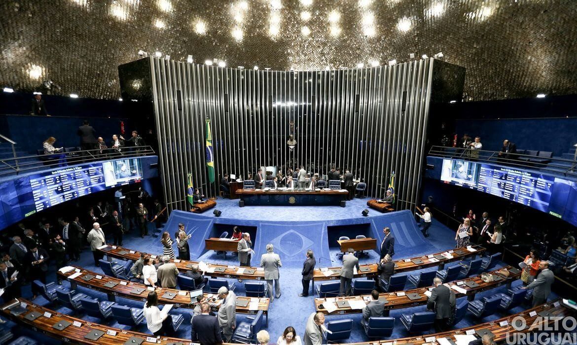 Projeto que reduz ICMS dos combustíveis e energia elétrica avança no Senado