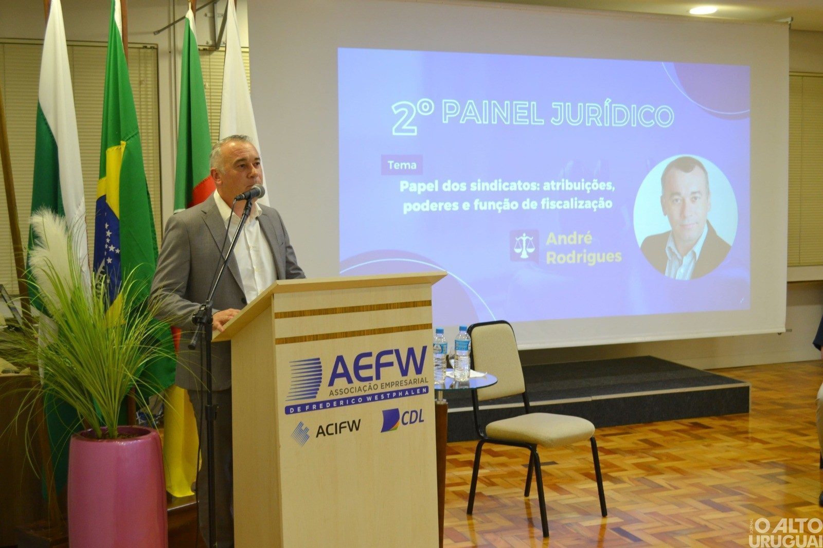 Advogado André Rodrigues palestra durante o 2º Painel Jurídico
