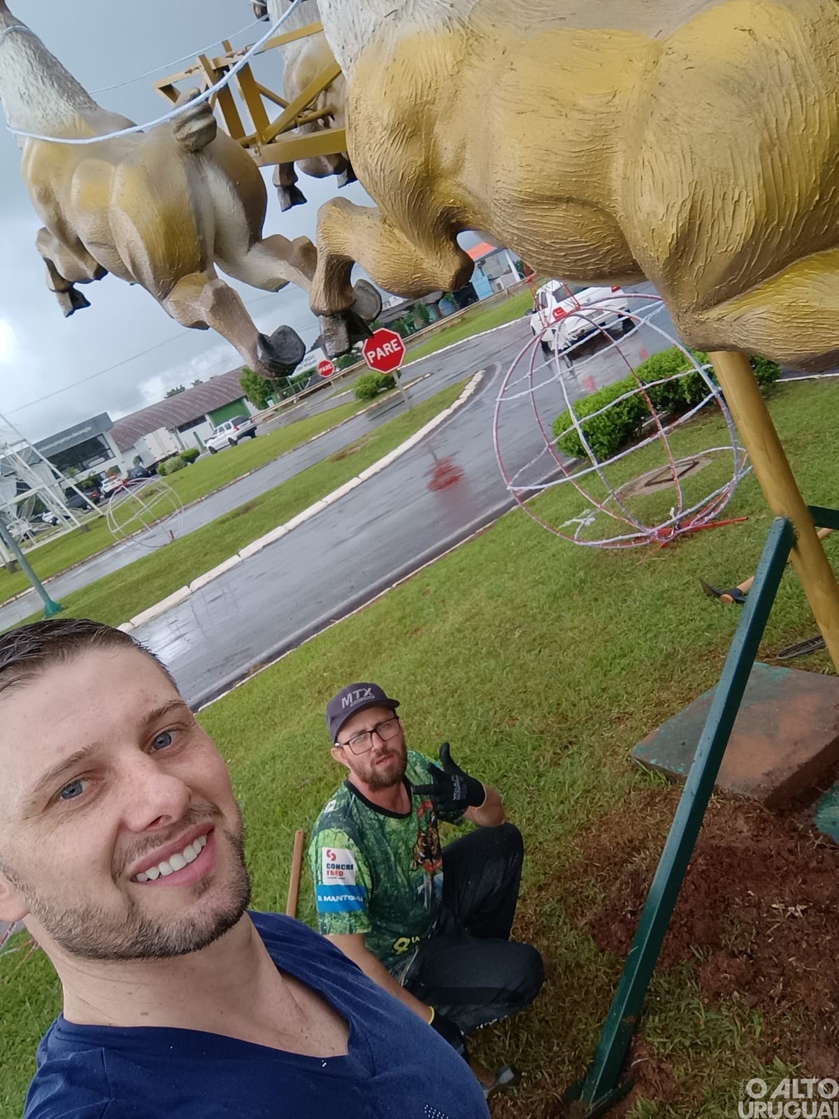 Trabalho coletivo transforma criatividade em decoração natalina no Frederico em Luz
