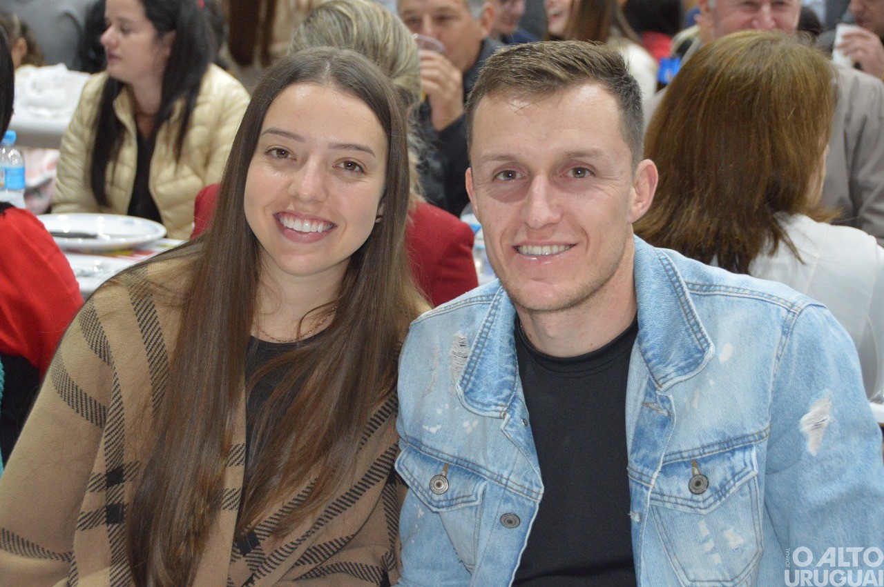 Centenas de pessoas participam da 19ª Festa do Leitão