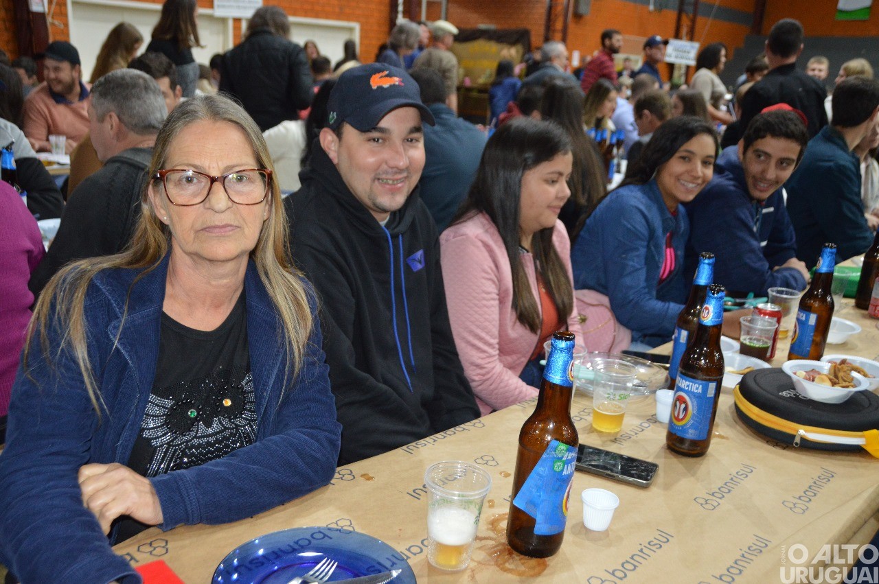 Centenas de pessoas participam da 19ª Festa do Leitão