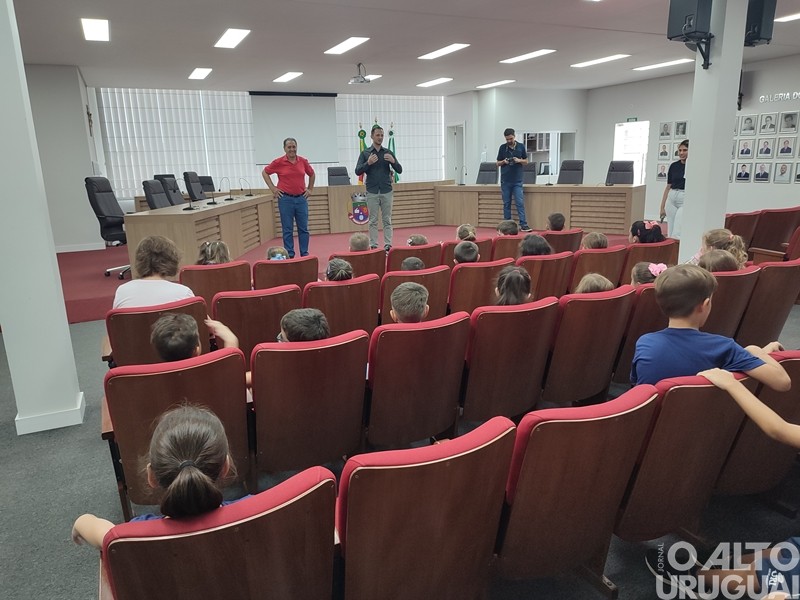 Alunos da Escola da URI visitam Câmara de Vereadores de FW