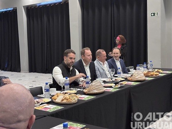 Governo do RS apresenta ações de reconstrução a dirigentes da imprensa do interior