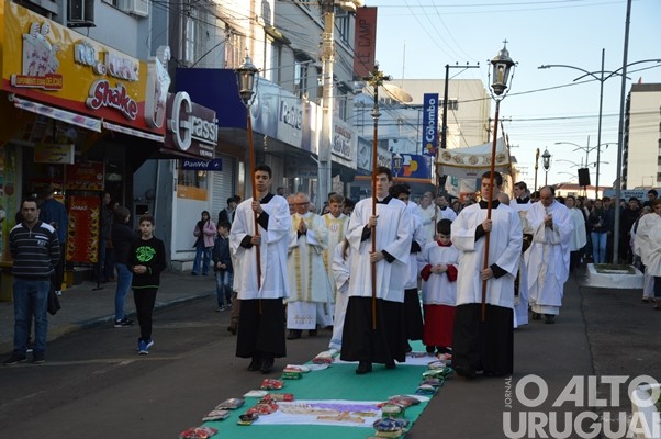 Confecção dos tapetes de Corpus Christi mobiliza católicos em FW