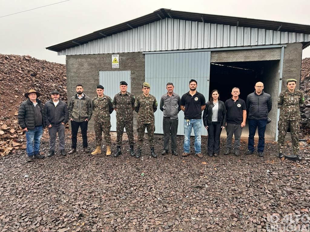 Exército realiza vistoria na fábrica de pólvoras