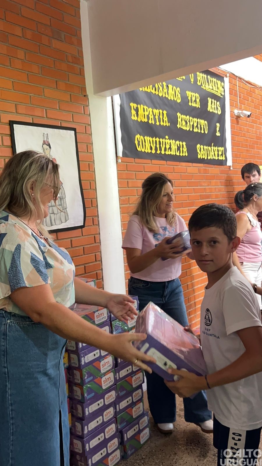 Planalto realiza entrega de materiais didáticos na Escola Mario Quintana
