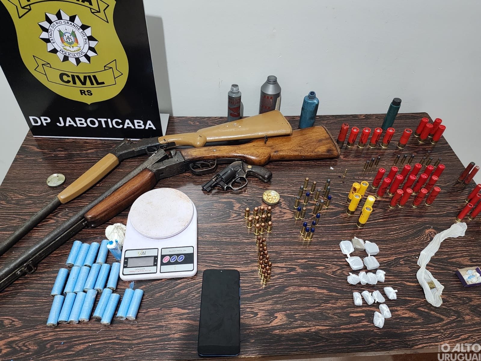 Apreendidas drogas, munições e armas em Jaboticaba