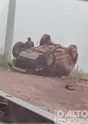 Carro se envolve em acidente na ERS-323