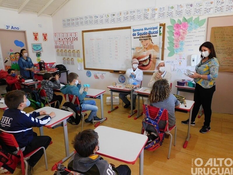 Estudantes de Vista Alegre participam de atividades sobre saúde bucal