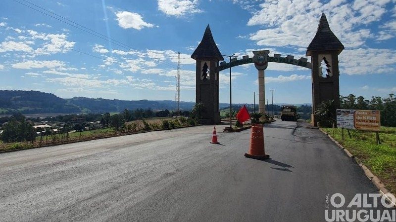 Concluída pavimentação do acesso a Pinheirinho do Vale