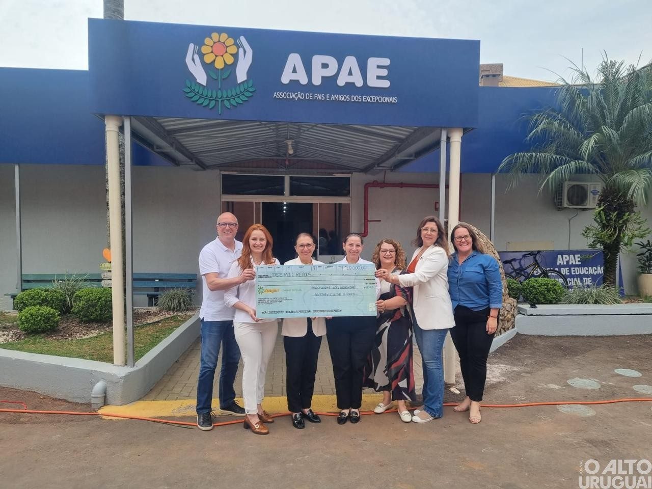 Rotary Barril entrega R$ 10 mil para APAE de FW