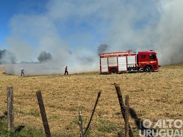 Corpo de Bombeiros atende ocorrência de fogo em vegetação em FW