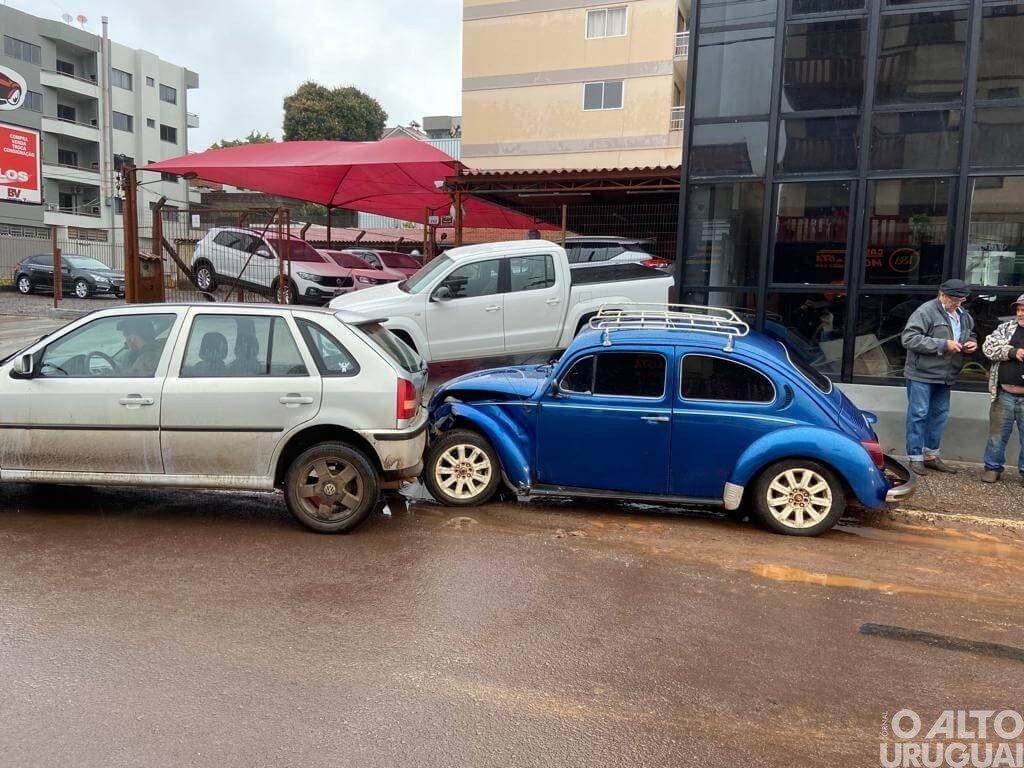 Colisão é registrada na rua Arthur Milani em FW
