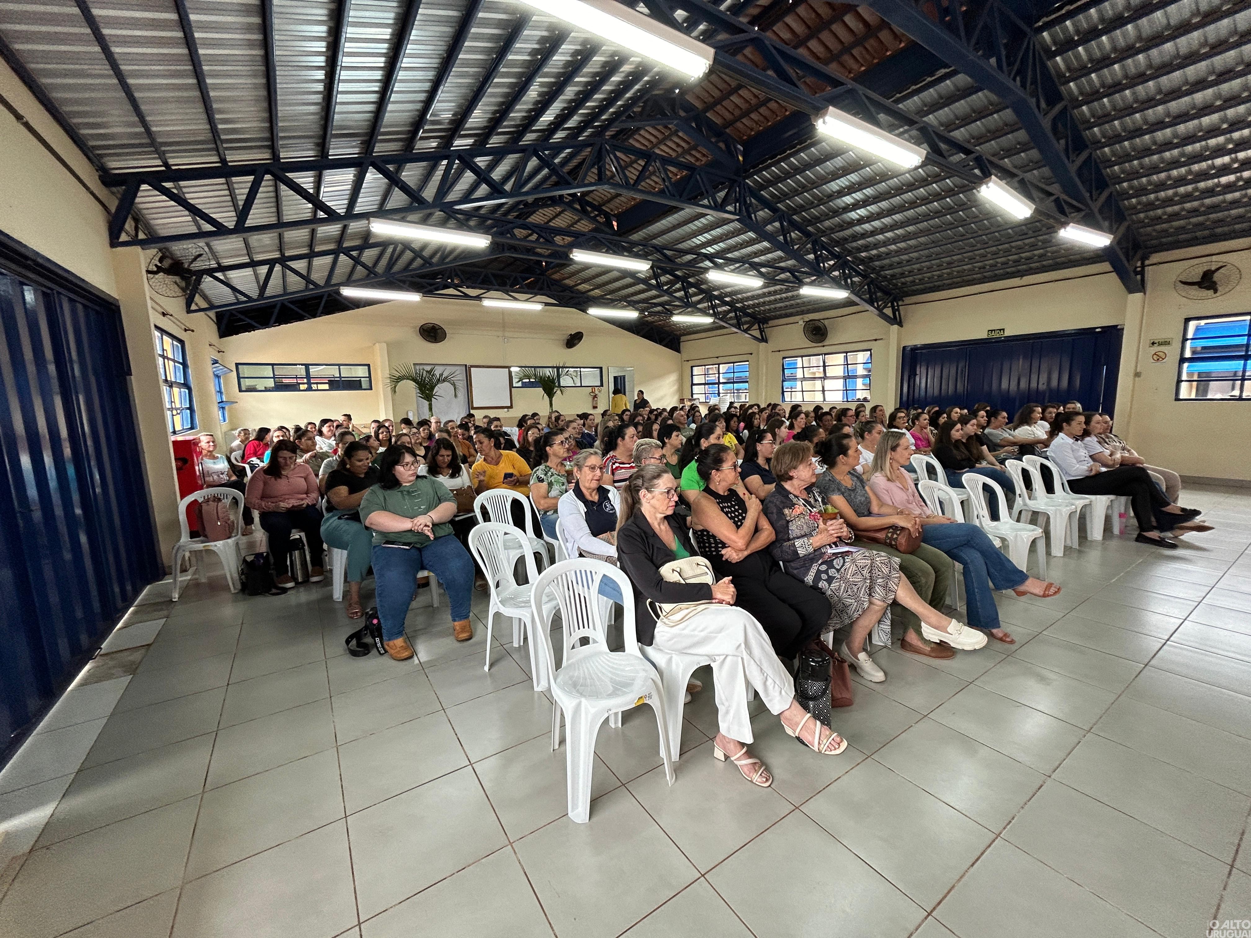Administração de Seberi promove palestra-show para servidores da Educação