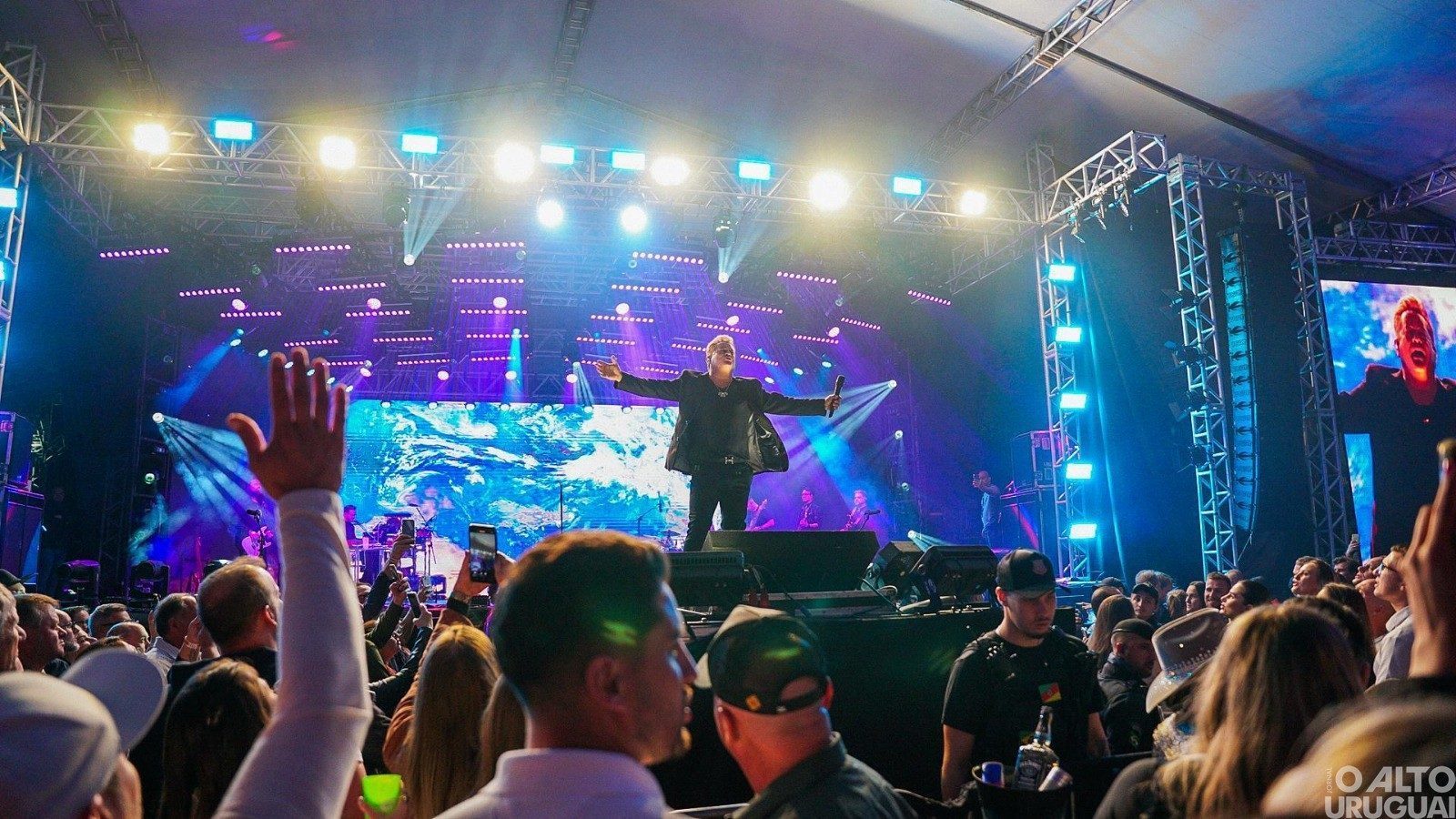 Leonardo emociona público na segunda noite de shows da Expofred 2025