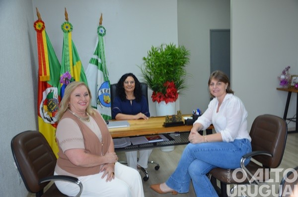 Encontro reúne três prefeitas em exercício da região