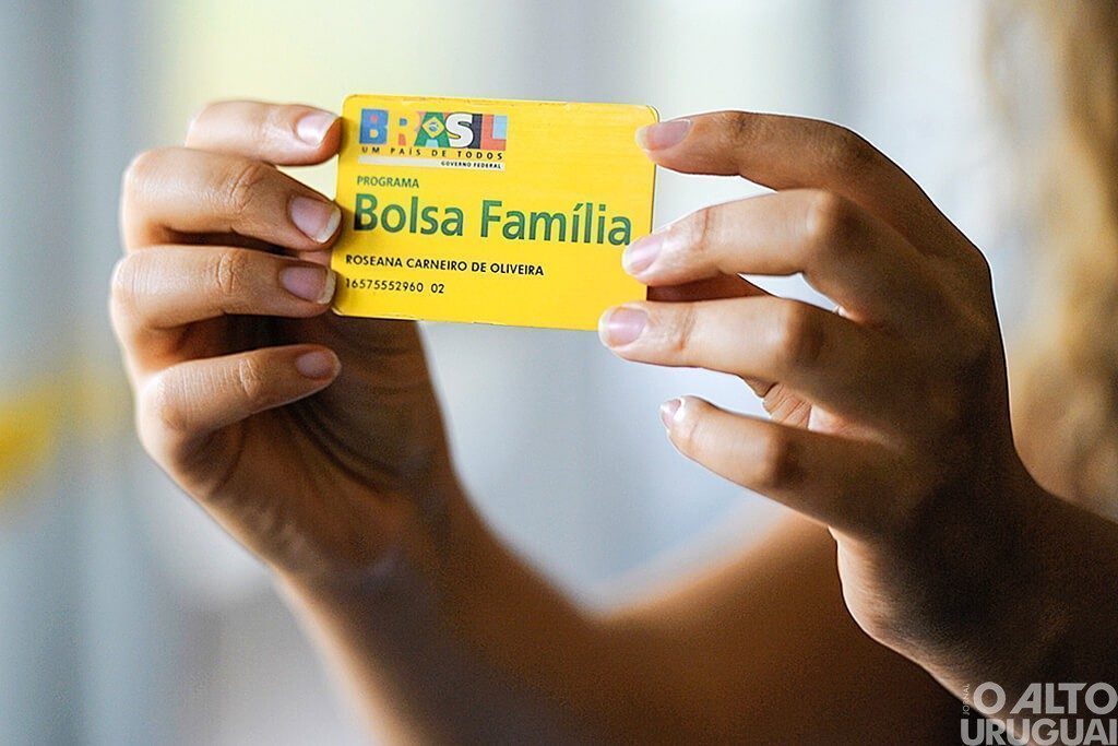 Medida provisória do Novo Bolsa Família é entregue por Bolsonaro