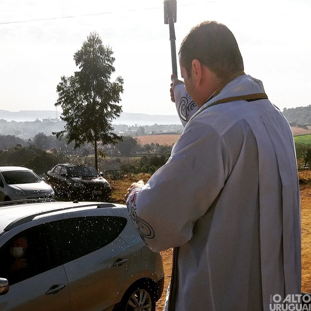 Paróquia de Rodeio Bonito homenageia agricultores e motoristas
