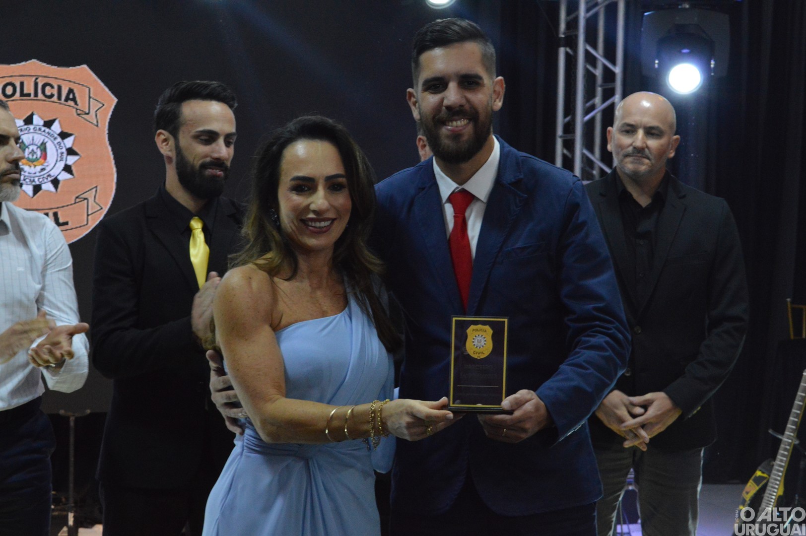 Baile Golden Night homenageia parceiros da Polícia Civil